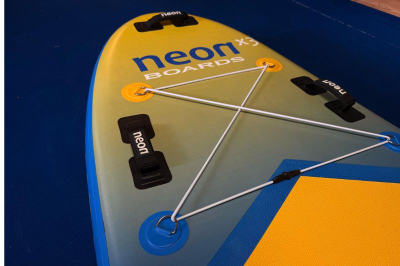 neon x3 nafukovaci paddleboard popruhy na veci